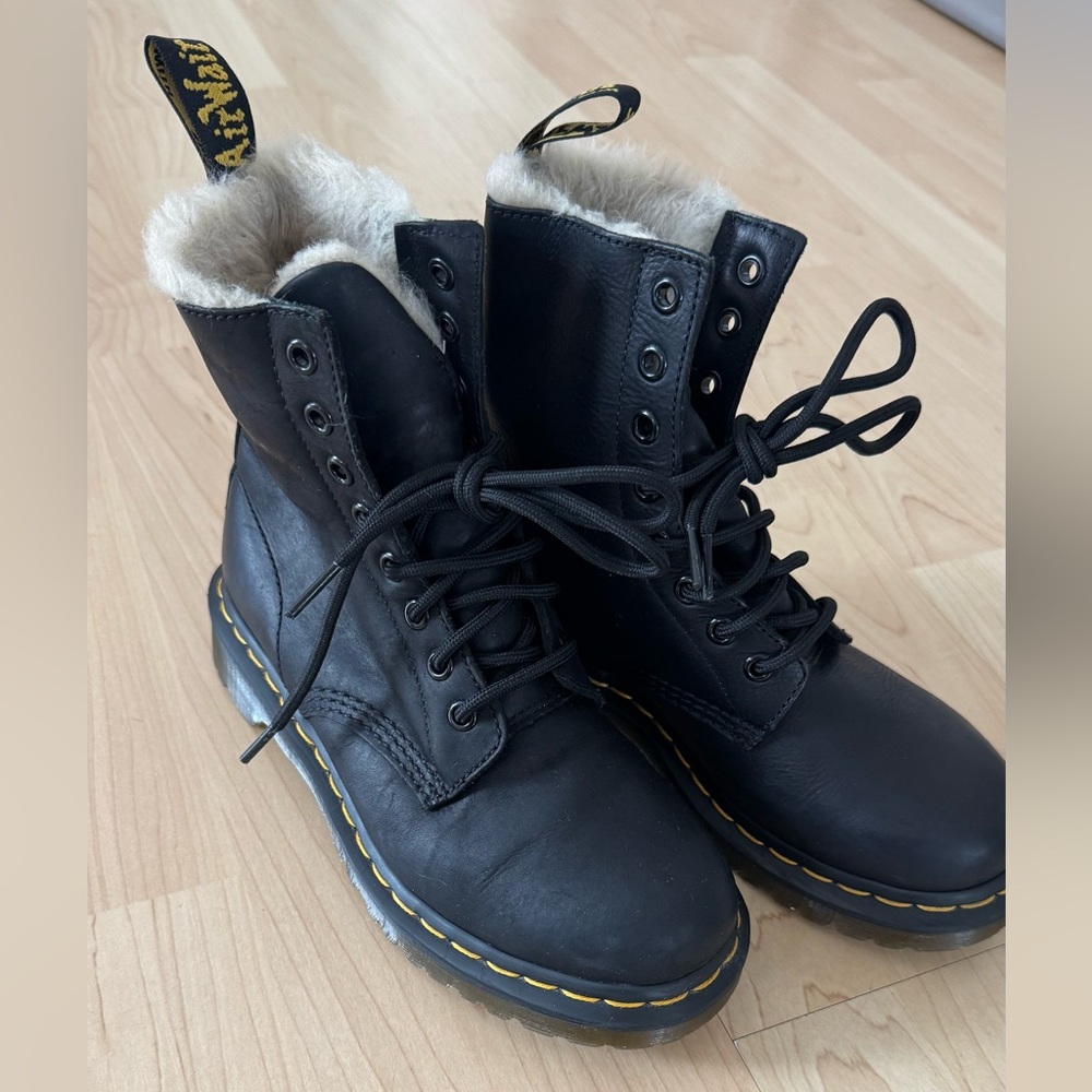 1460 WOMEN'S
Faux Fur Lined Lace Up Boots